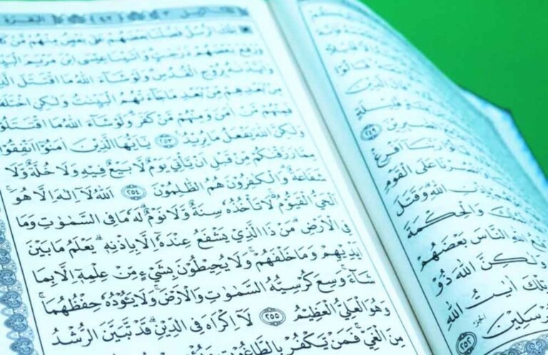 Ilustrasi membaxa al quran